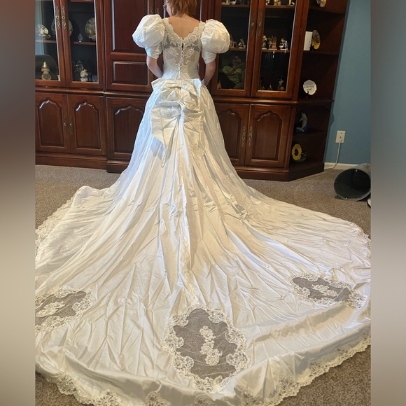 VINTAGE WEDDING DRESS Profesionally preserved since 1980s. Kleinfeld Website - Picture 3 of 13